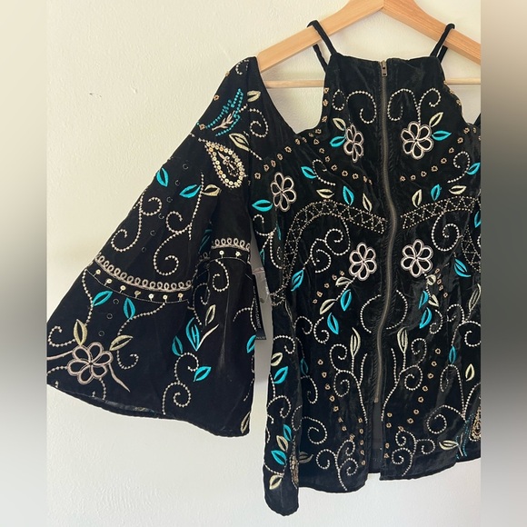 VENUS Black Velvet Embroidered Beaded Sequin Bell Sleeve Top Size 6 NWT - Picture 12 of 14